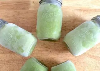 freezing smoothies in a mason jar