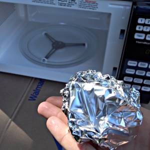 can you put aluminum foil in the microwave
